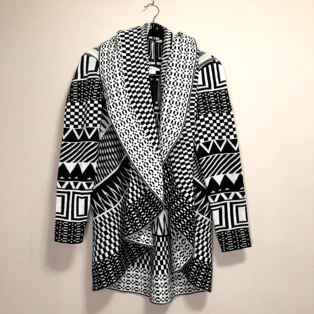 Like New Black & White Geometric Cardigan